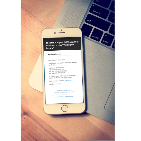 Telefon z e-mailem 'Waiting for Review' z App Store Connect, dzień zgłoszenia pierwszej wersji OPP Asystent